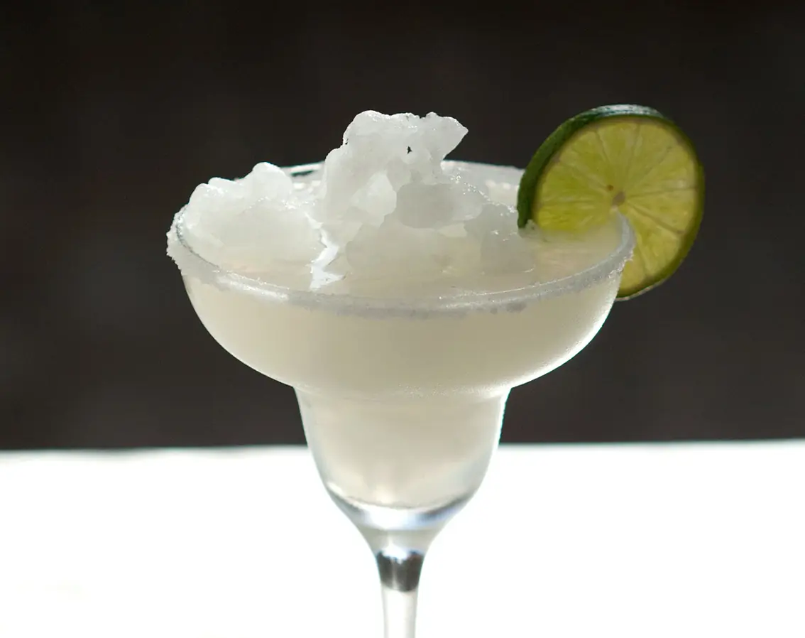 Cóctel con hielo picado y lima